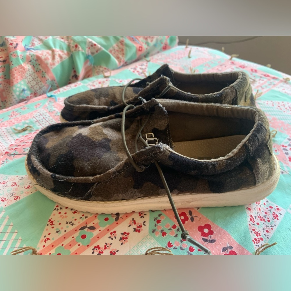 Youth size 6/ladies size 7 camo hey dudes - Picture 3 of 5